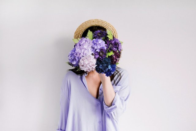 紫陽花を持つ女性