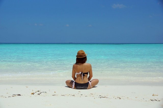 浜辺で座る女性