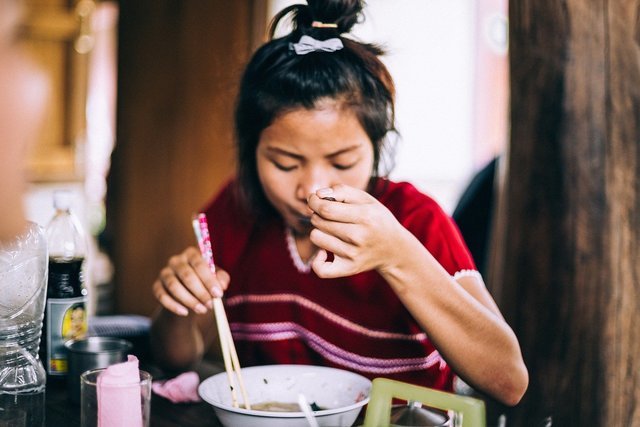 ラーメンを食べる女性