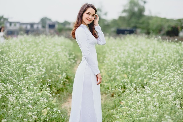 花畑に立っているワンピースを着た女性