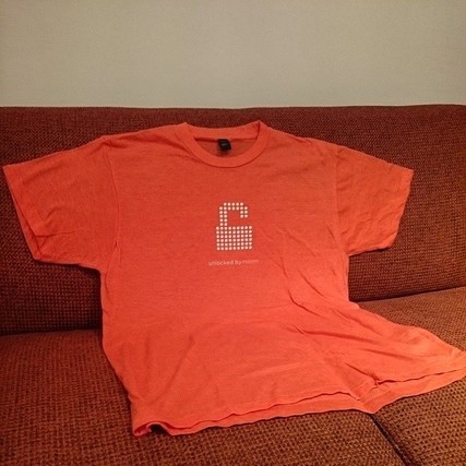 オレンジのロゴＴシャツ