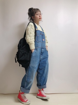 白ニット×デニムオーバーオールコーデ