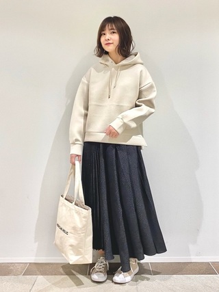ベージュパーカー×ドットプリーツスカートコーデ