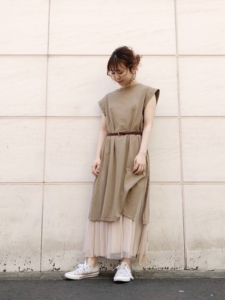 おしゃれにチュールスカートを着こなした女性