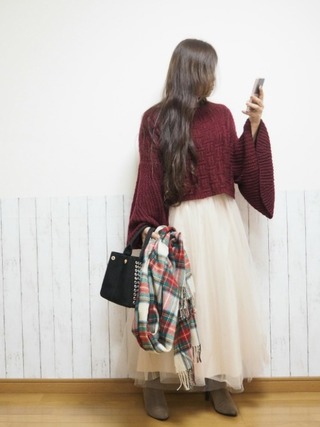 厚手のニットセーターを着た女性