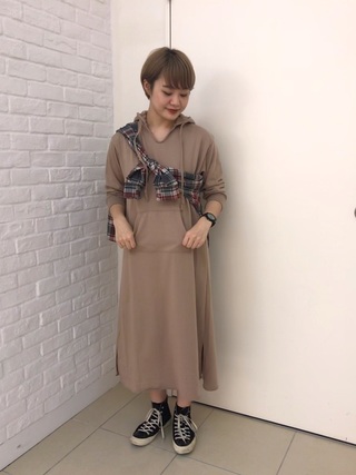 カジュアルパーカーワンピースコーデ