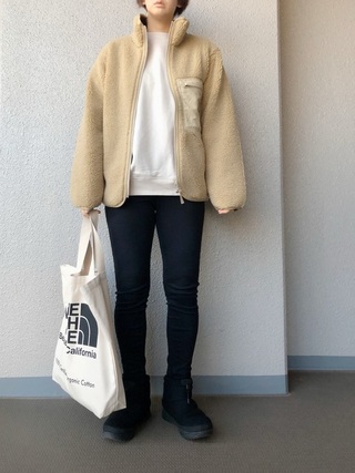 ベージュフリース×黒スキニーパンツ×スノーブーツコーデ