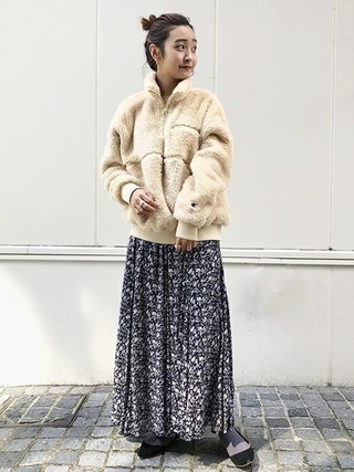 ベージュフリース×花柄ワンピースコーデ