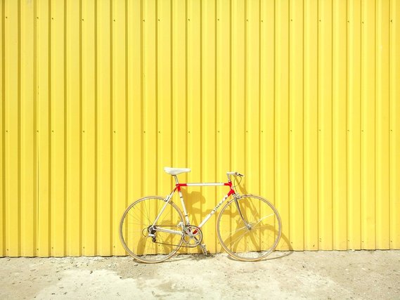 黄色の壁の前に置かれた自転車