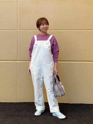 紫スウェット×白サロペットコーデ