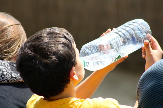 水を飲む