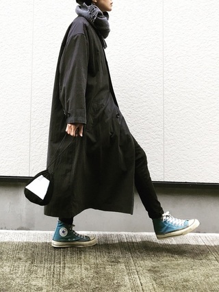 黒ロングコート×黒スキニーパンツコーデ