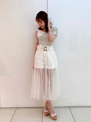 リボン付きの洋服を着た女性