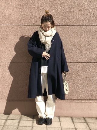白パンツ×ネイビーアウター