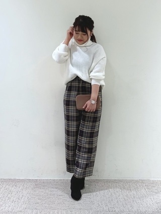 チェックパンツ×タートルニット