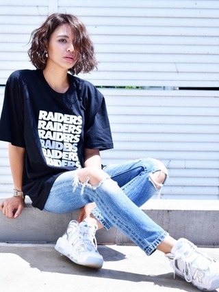 アメフトチームTシャツ×ダメージデニムコーデ