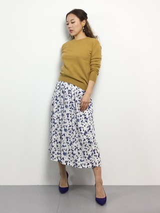 カシミヤのプルオーバーを着た女性