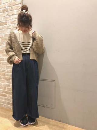 紺ガウチョ×ベージュショートカーディガンコーデ
