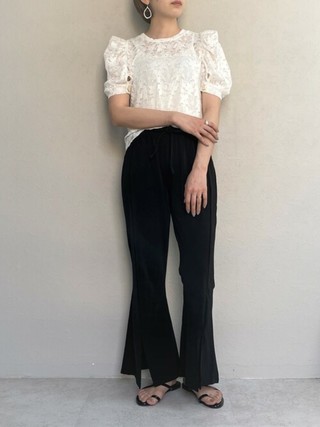 パワーショルダー花柄総レーストップスのスタイル