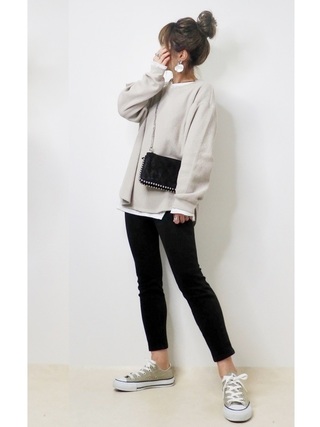 ベージュスウェット×黒スキニーコーデ
