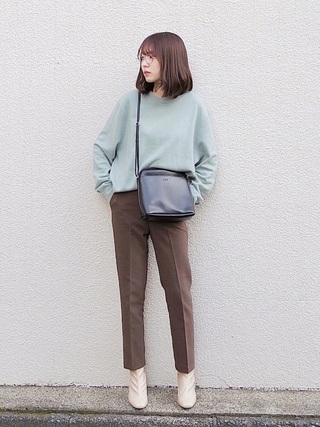 くすみミントグリーンのユニクロカシミヤセーター