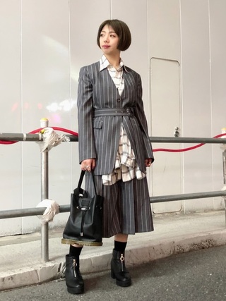 セットアップを着た女性