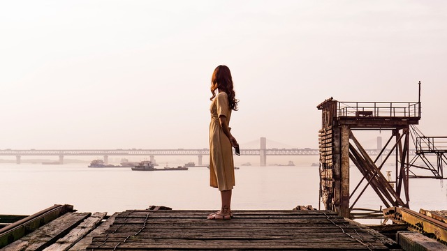 海辺に立つ女性