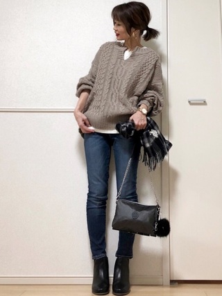 ベージュキーネックニット×スキニーデニムコーデ