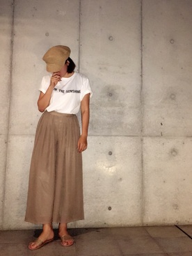 白Tシャツ×スカンツ×サンダル