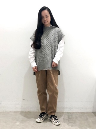 ベージュパンツ