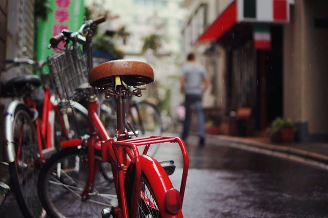 道に置かれた折り畳み自転車