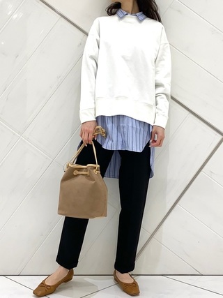 テーパードパンツをはいた女性