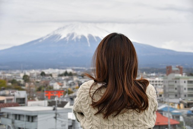 後姿の女性