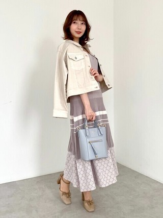 ワンピースにホワイトデニムジャケットで大人可愛く