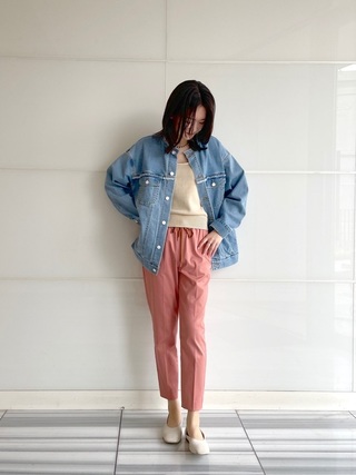 パステルカラーのデニムジャケットも使えます