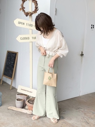 ミントグリーンパンツ×ホワイトブラウスコーデ