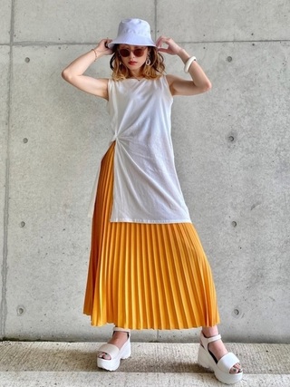 オレンジプリーツスカート×ホワイトトップスコーデ