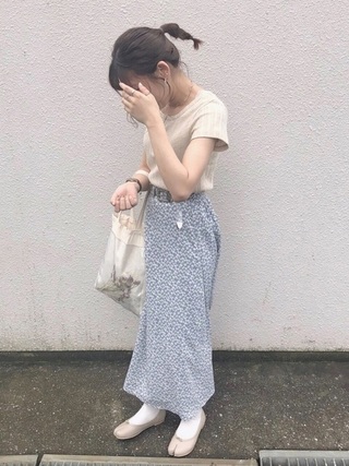 柄スカートとTシャツ
