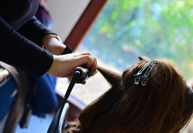 ヘアサロンの女性