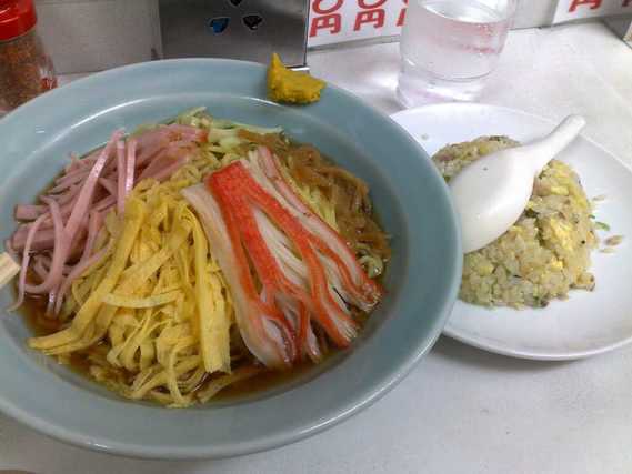 焼きめしとカニカマ入りの冷やし中華