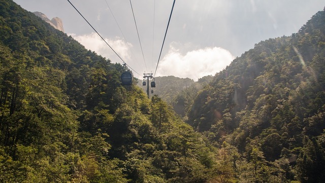 山を登っているゴンドラ