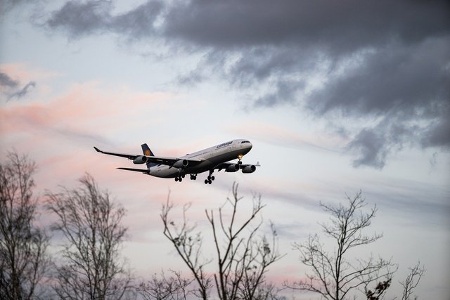 空を飛ぶ飛行機