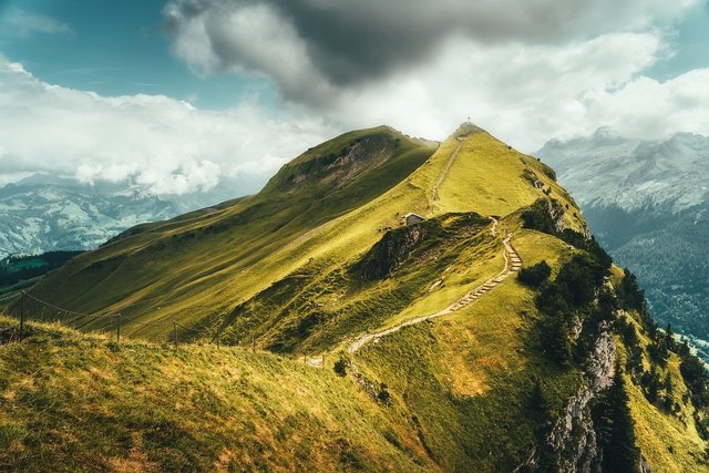 険しい山