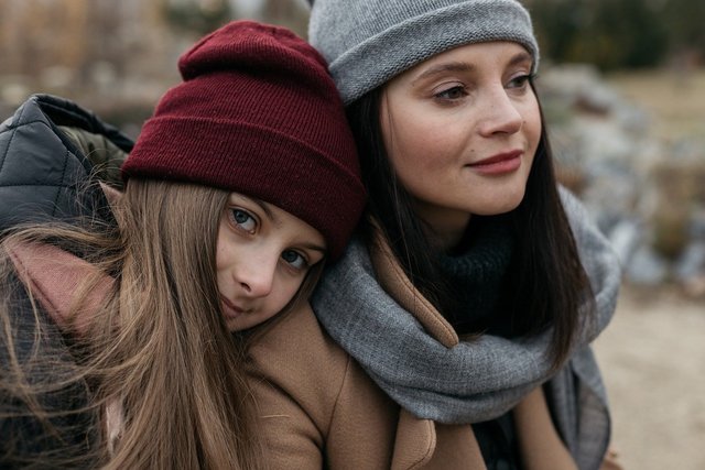 コートを着た女性