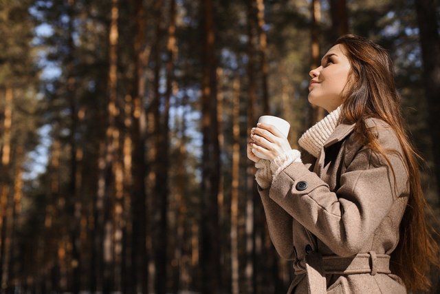 コートとマフラーを着用した女性