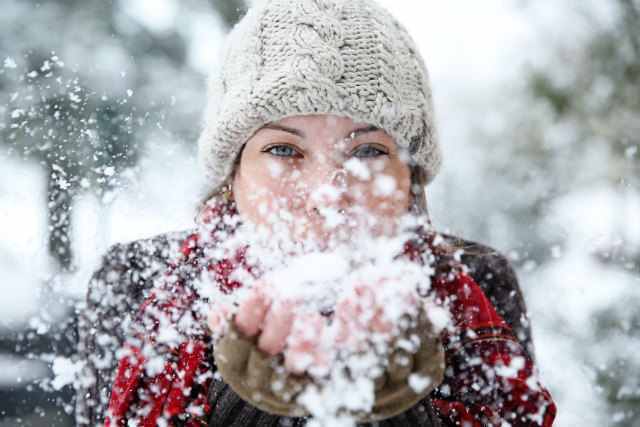 雪を吹き飛ばす女性