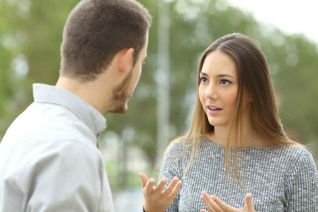 話す女性