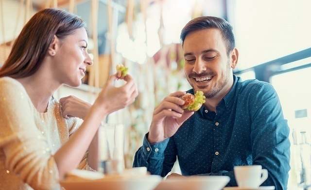 食事を楽しむ男女