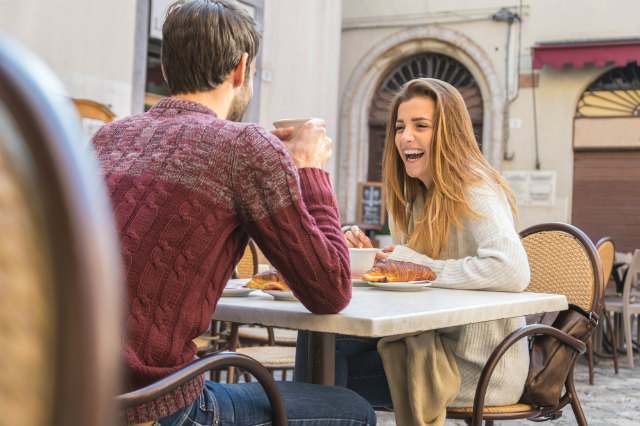 男性と笑顔で会話する女性