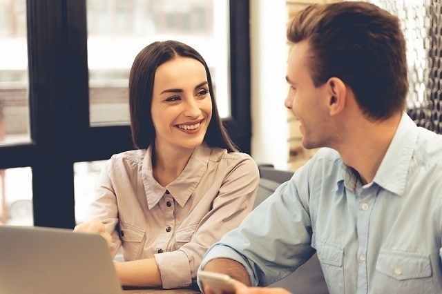 職場で会話する男女